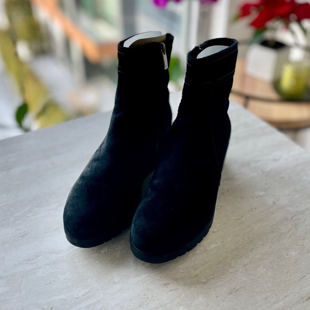 La Canadienne Women’s TOKEN Suede Waterproof Wedge Bootie – Black – Size 6